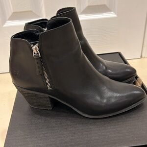 Frye Judith Zip Bootie in size 9M Black
